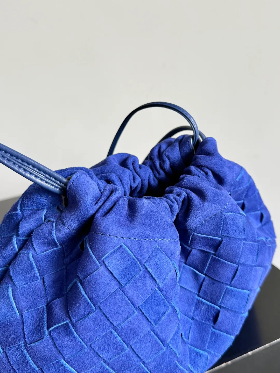 Batch 1560 Armpit bags have become a fashionable item that every girl has in their hands in recent years🛍️. The elegant and simple style has won the love of many people of different ages. However, there is an unavoidable trouble with armpit bags, that is, the capacity is too small, and BOTTEGA VENETA’s new Dustbag Considering people's travel needs, the capacity of the garbage bag has been greatly upgraded. Folding umbrellas, water bottles, and girls' makeup powder and lipstick can all be accommodated😎😎. Not only that, considering the increasing number of travel supplies, the inside of the bag is made of technical nylon material, which is very lightweight It is resistant to stains. Even if you have a lot of things when traveling, it can reduce the burden to a certain extent. The shoulder straps are designed with knots and can be changed at will. It can be used for hand holding or as the liner of a large bag. After the drawstring is drawn, it looks like a cloud bag. It is very suitable for concave styling when traveling in autumn and winter. 🙋🏻‍♀️ Style number: 796728 Size: 32*23*1cm
